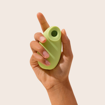 Stimulateur clitoridien avec son embout rond sans contact qui tient dans la paume d'une main.