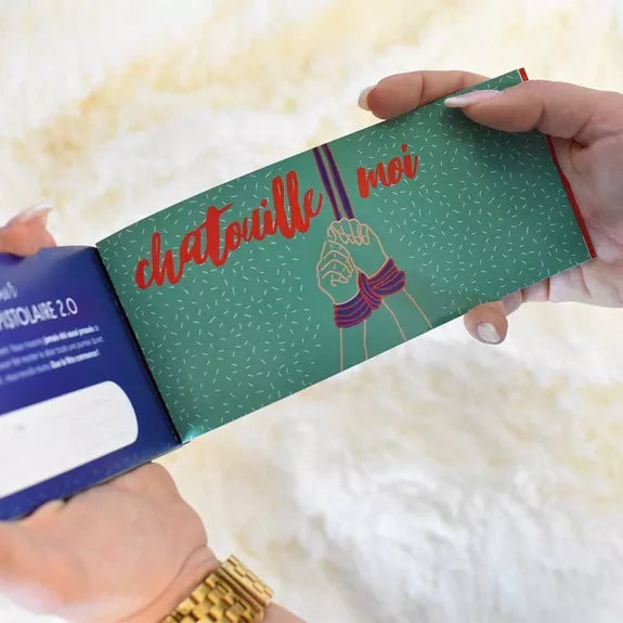 Intérieur du chéquier coquin Opari avec une illustration "Chatouille-moi".