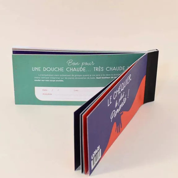 Intérieur du chéquier coquin Opari avec un chèque qui peut être signé et daté par le couple.