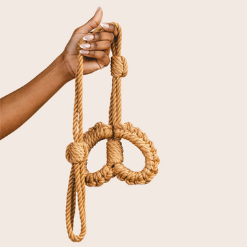 Menottes Kanuka en corde souple de The Natural Love Company avec son cordon de commande.