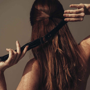 Fouet noir en cuir vegan de Bijoux Indiscrets.