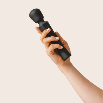 Tusli le vibromasseur à baguette robuste de The Natural Love Company avec son manche et son embout rond.