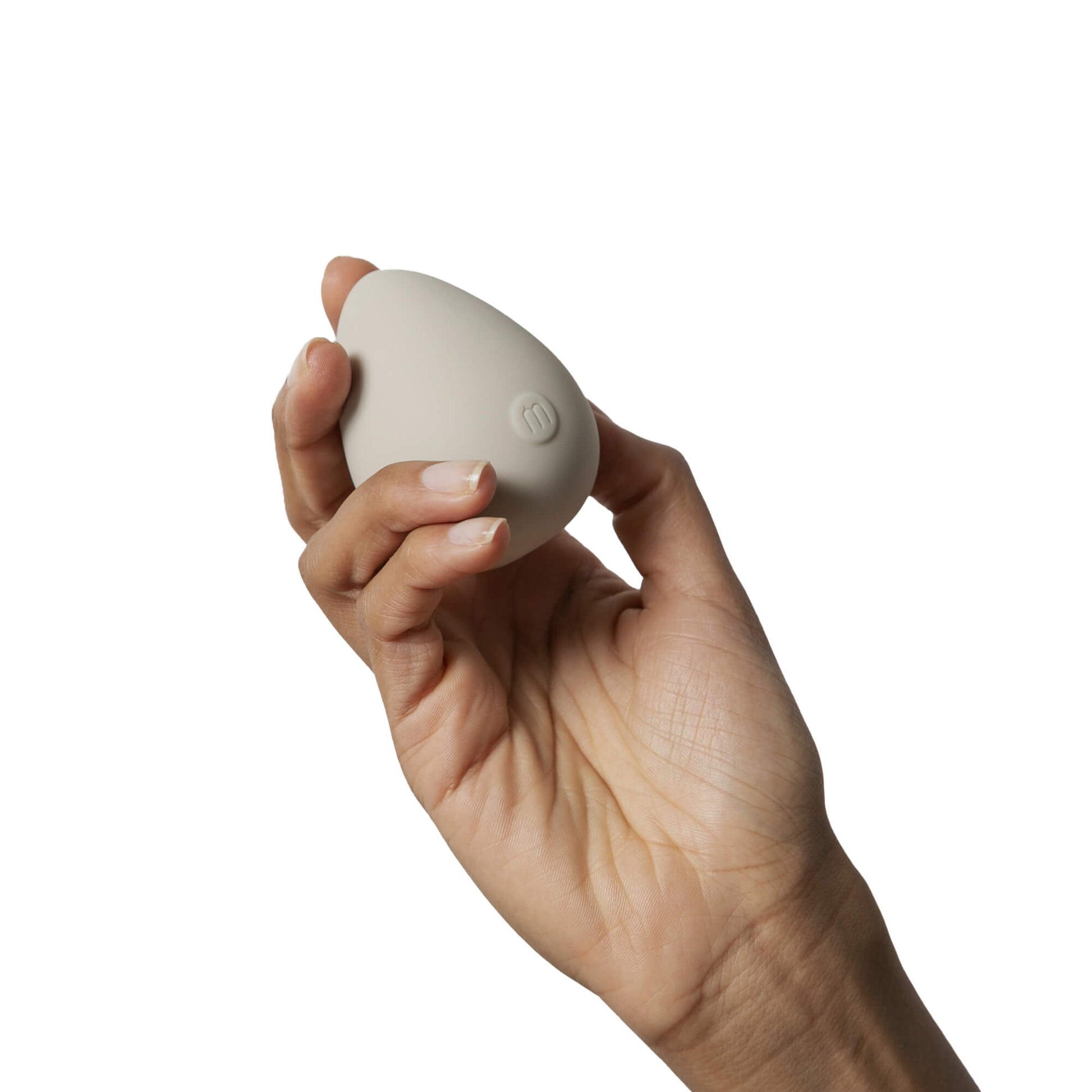 Drop gris de la marque maude qui ressemble à un oeuf tenu dans la paume d'une main. 