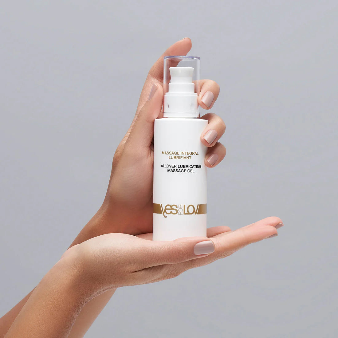 Gel YESforLOV massage et lubrification 2 en 1 en main