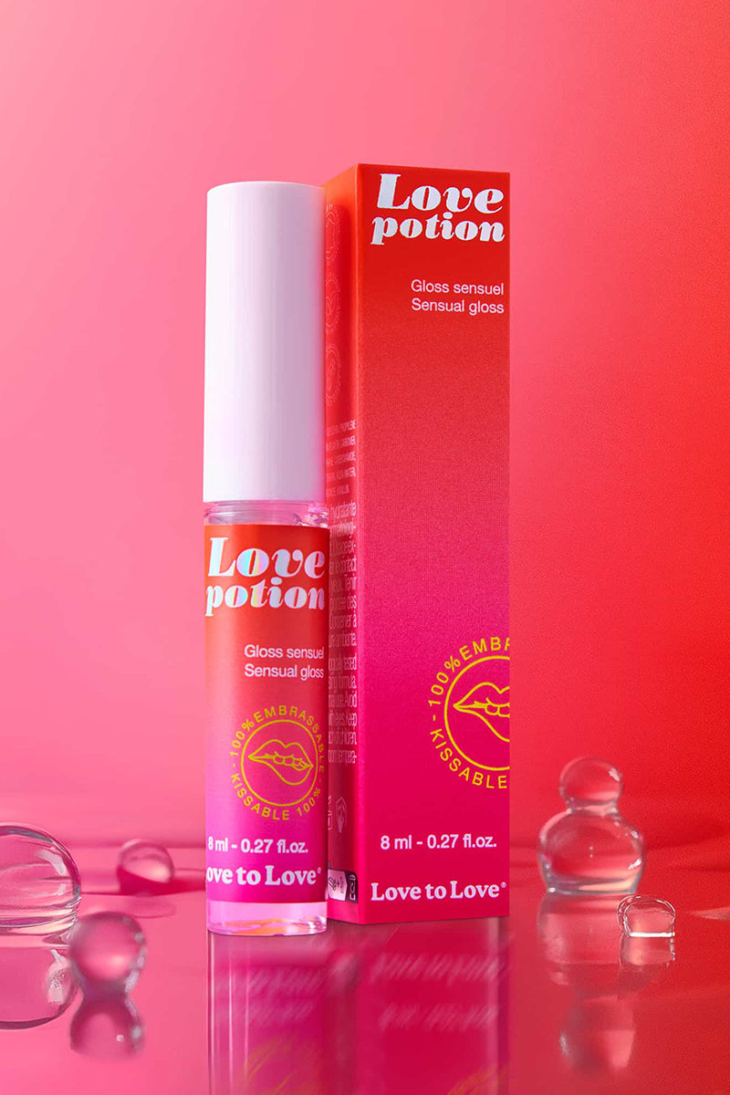 Application du gloss Love Potion coco sur les lèvres pour jeu érotique
