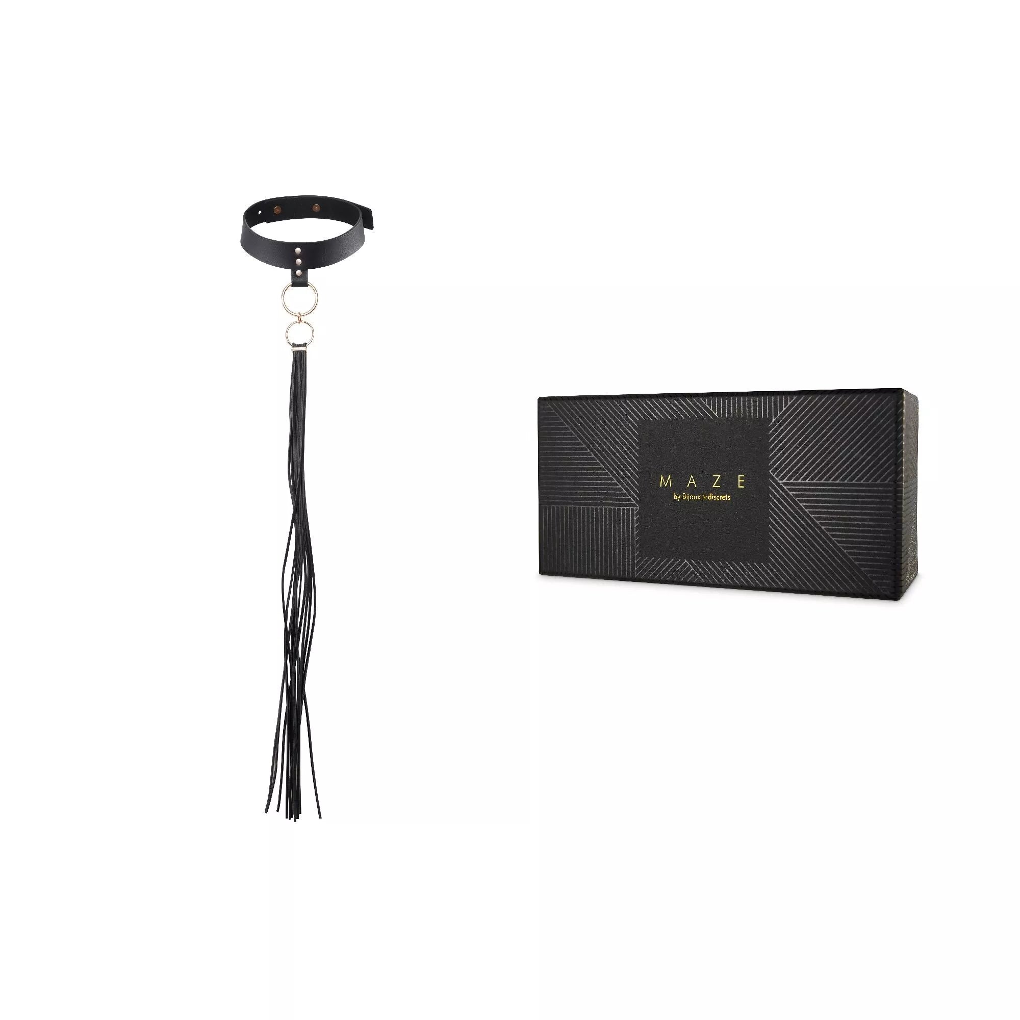 Tour de cou à pompon. Couleur noire. Par Bijoux Indiscrets. 3en1 / fouet, tour de cou et laisse.