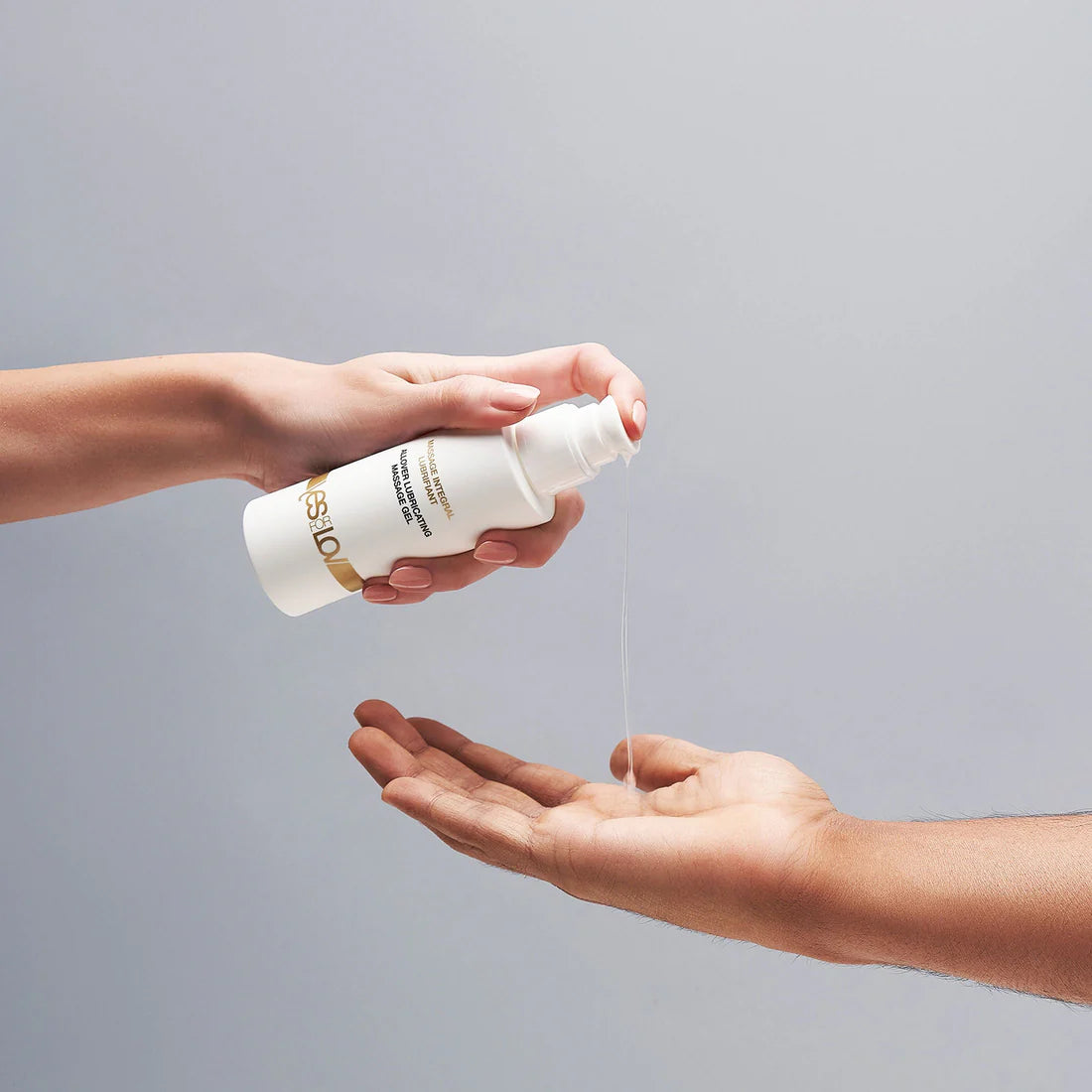 Texture fluide du gel de massage et lubrifiant YESforLOV