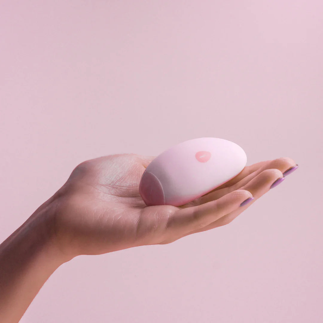 Le vibromasseur Pixie de The Oh Collective, avec son design élégant et compact, tient parfaitement dans la paume de votre main, offrant un plaisir discret et sans effort quand et où vous le souhaitez.