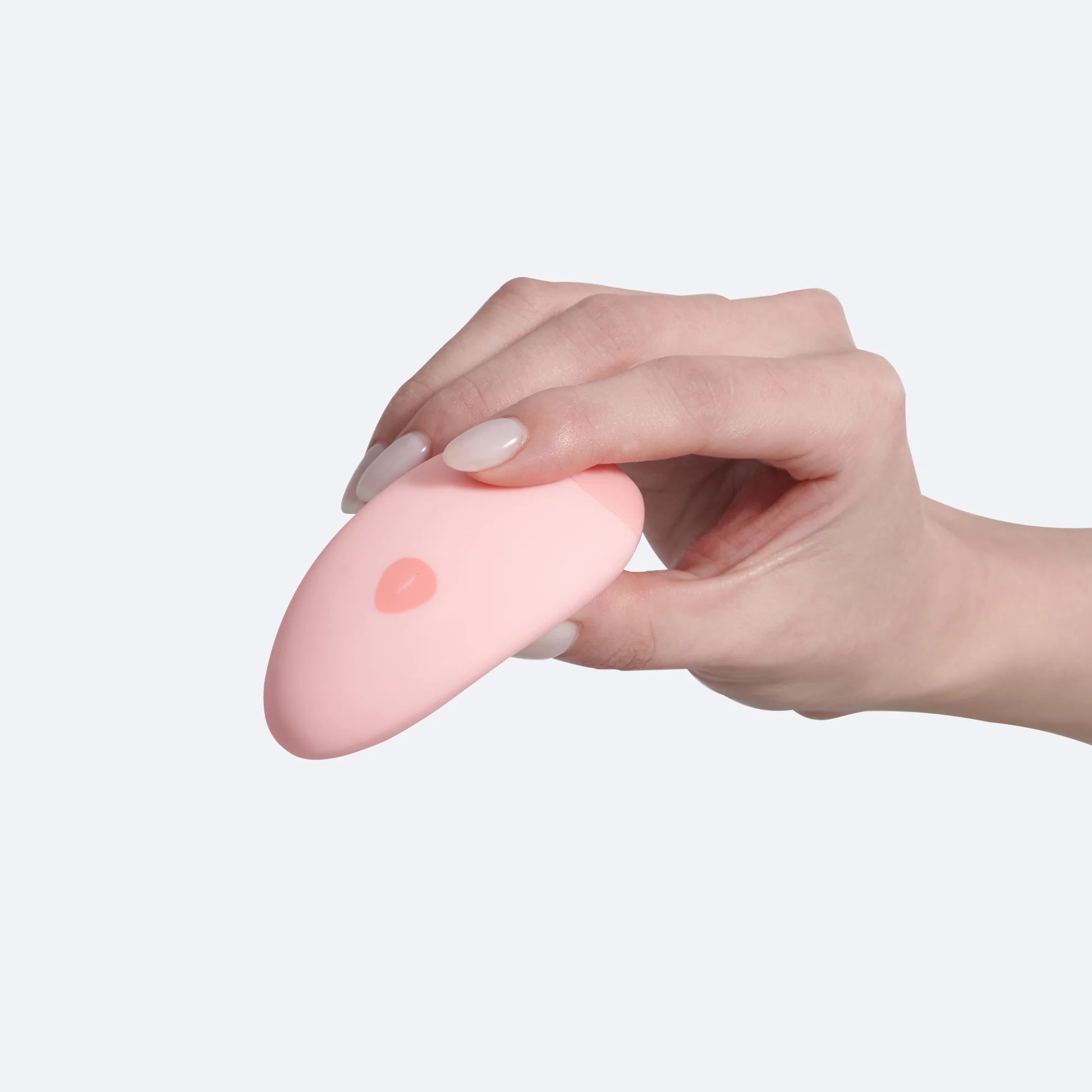 Le vibromasseur Pixie de The Oh Collective est élégant et compact, et tient parfaitement dans la paume de votre main.