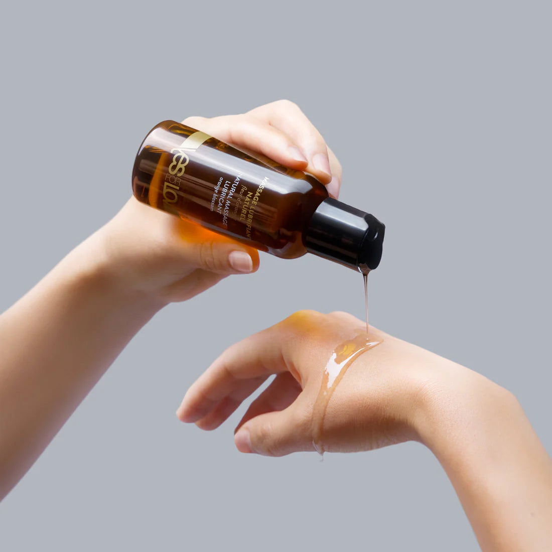 Texture douce et fluide du lubrifiant naturel YESforLOV pour massages intimes